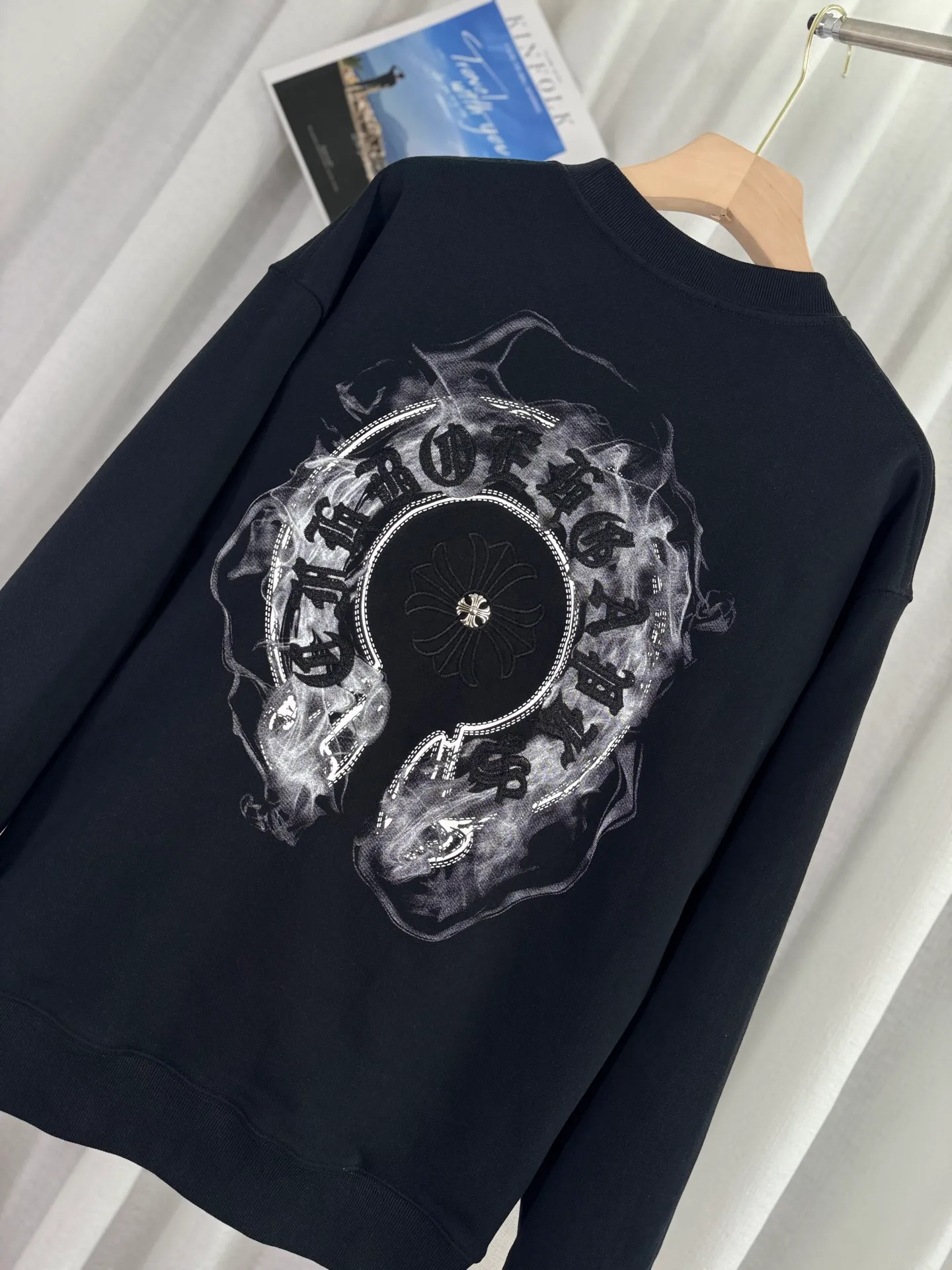 P260 top version, real shot without P, ​​different from market currency) 𝗖𝗵𝗿𝗼𝗺𝗲 𝗛𝗲𝗮𝗿𝘁𝘀/Cro Heart 2025 patch embroidery autumn and winter new original single counter American laser burnt 3D three-dimensional embroidery couple casual sweatshirt 👑The highest version! Customized fabric 440g tripe terry fabric! American acid-washed and distressed original fabric laser burnt ✟appliqué embroidery and exquisite embroidery of letters! The best-selling model in the counter, very comfortable to wear. Accessories: original molded and authenticated collar label➕100% silk wash label. Genuine purchase-grade original hangtag➕matching hanging rope➕3D hanging beads➕original packaging bag. Craftsmanship: The original version has consistent wiring! The highest version of the armhole matching technique! Color: White Black Size: S M L XL Style Number: 25-310